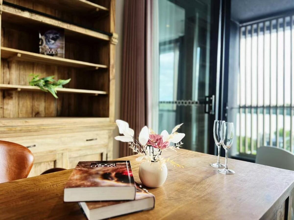 Expansive Waterview Of Mortlake Apartment