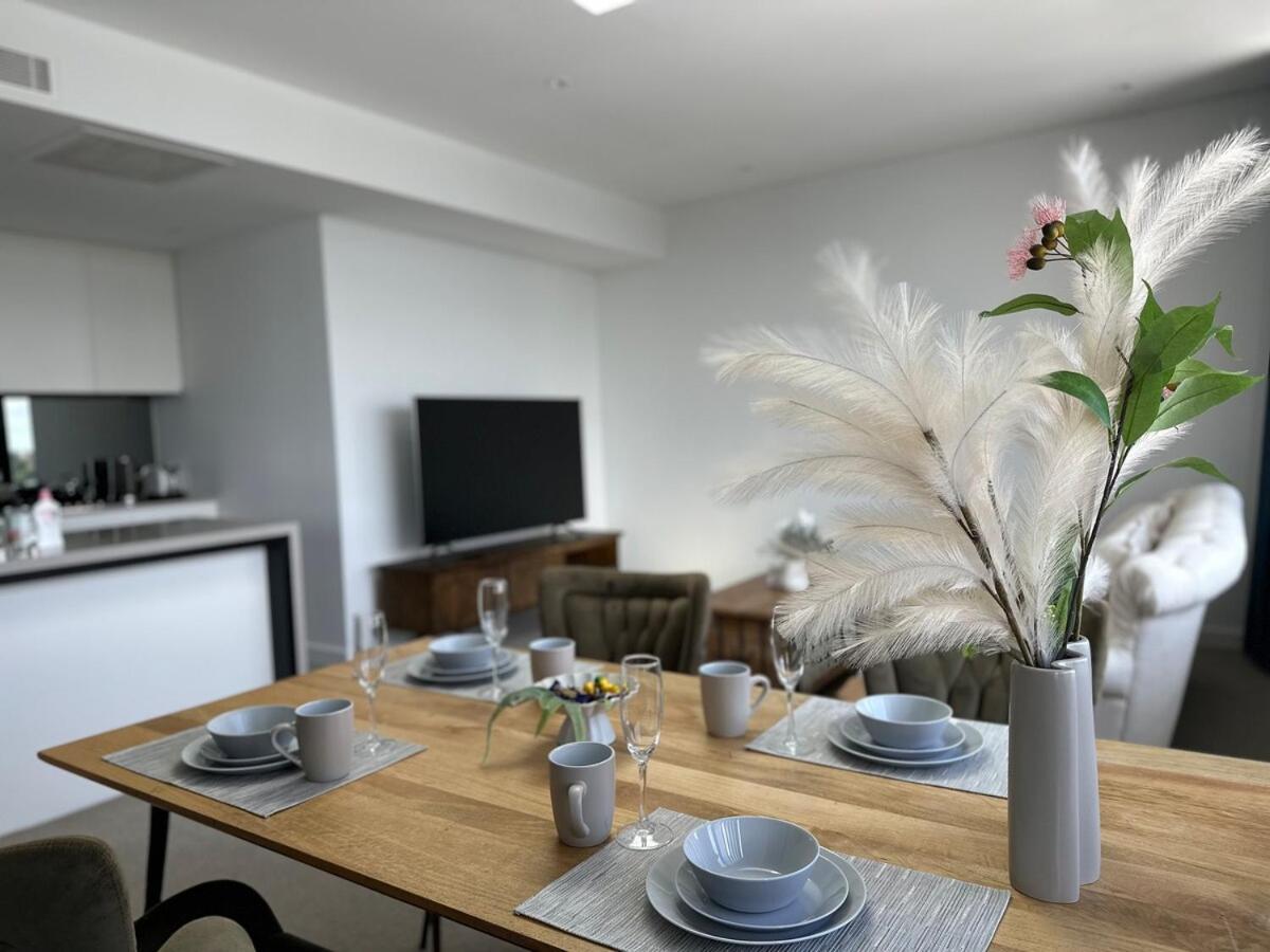 Expansive Waterview Of Mortlake Apartment *