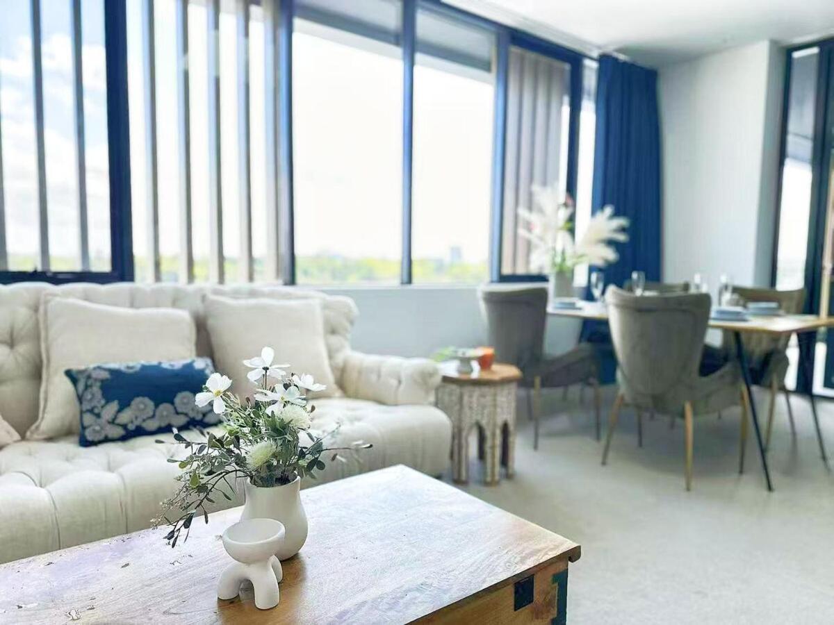 Expansive Waterview Of Mortlake *