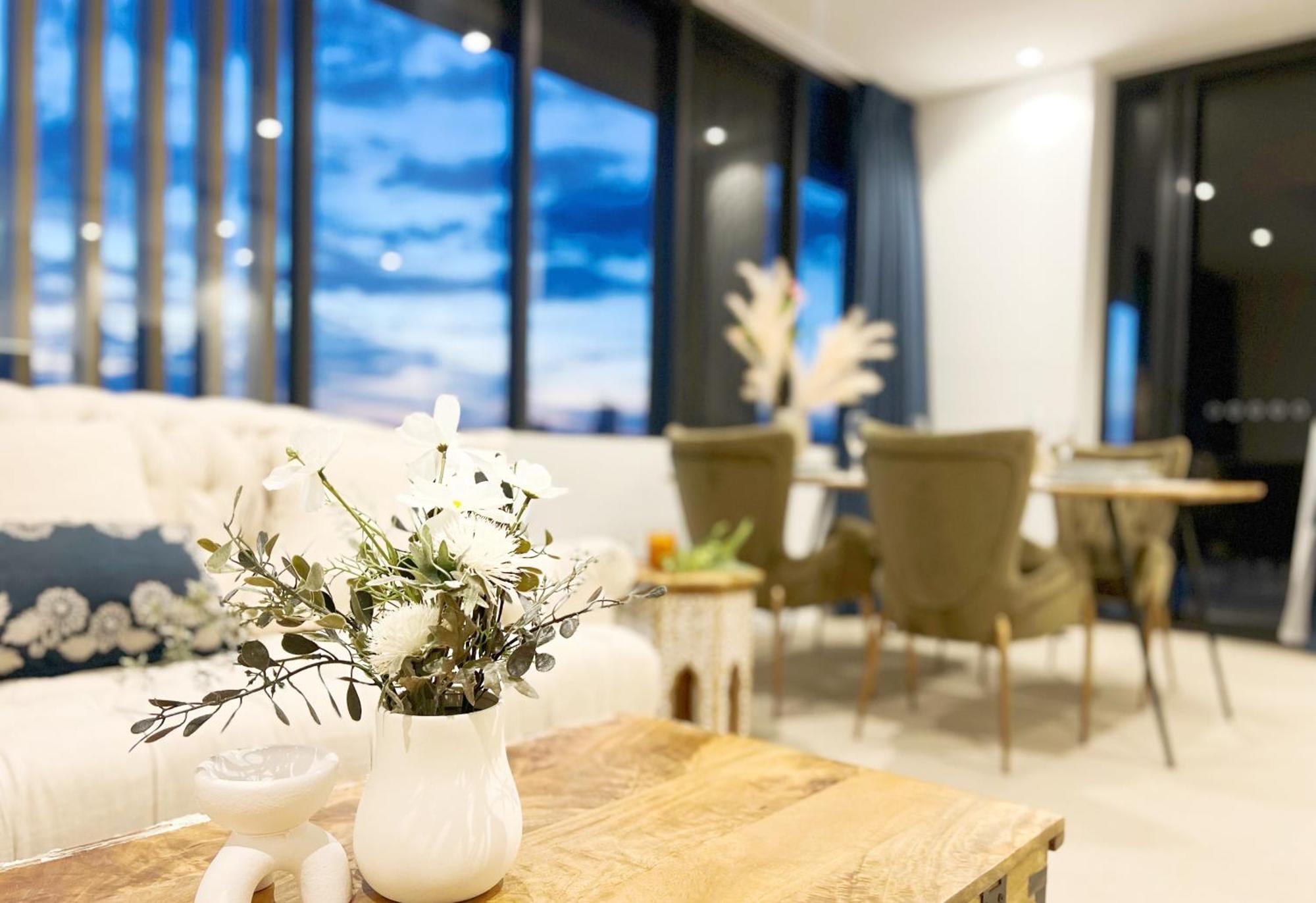 Expansive Waterview Of Mortlake Apartment *