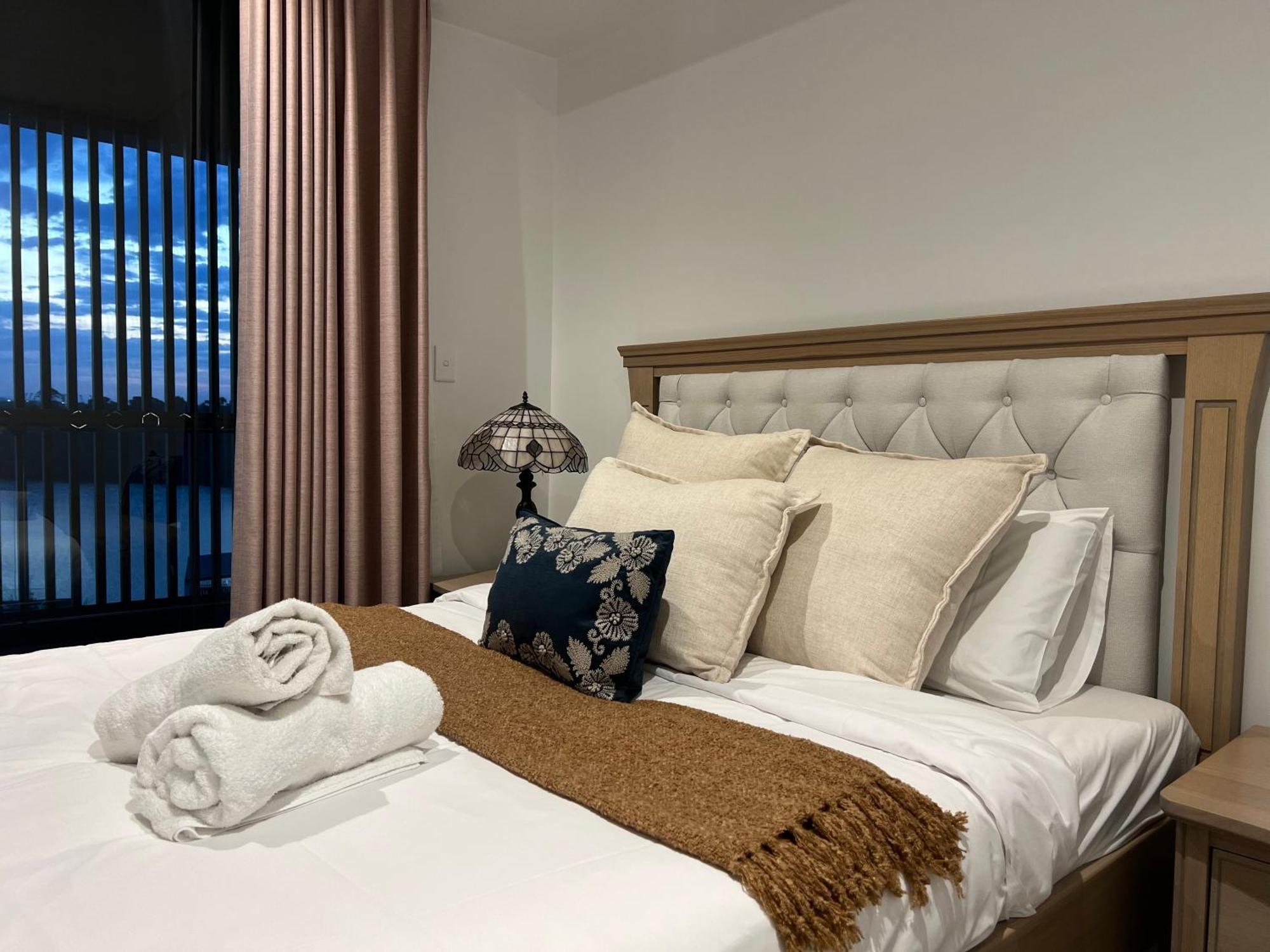 Expansive Waterview Of Mortlake Apartment